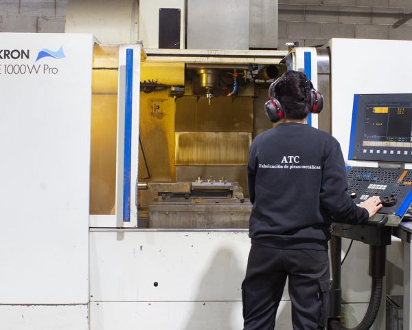 Ajuste de precisión de troqueles en taller de matricería industrial