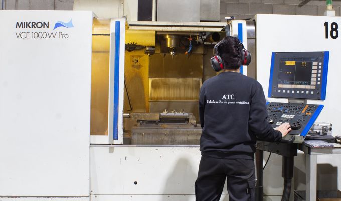 Matricero fabricando una matriz