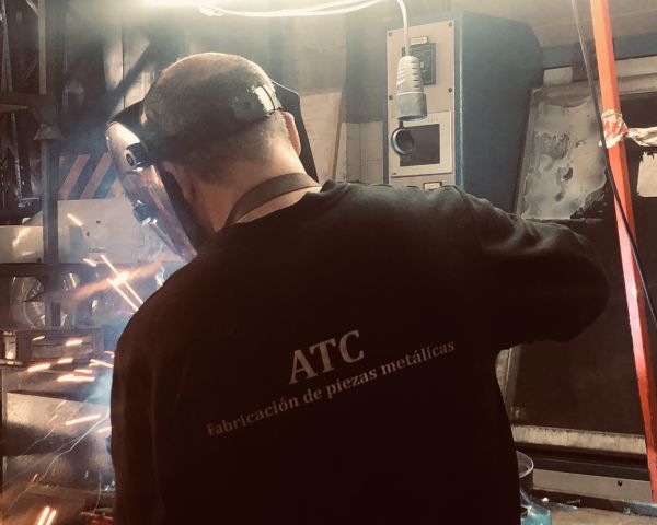 Estación de trabajo para soldadura manual y robótica en la planta de ATC Estampaciones